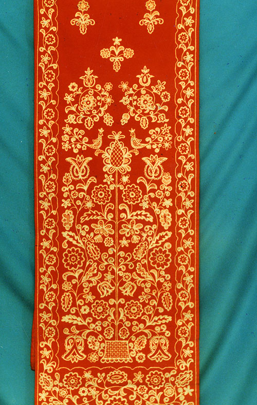 Рушник «Ретро» (фрагмент). 2000. Змішана тканина, тамбурний шов, рушникові шви